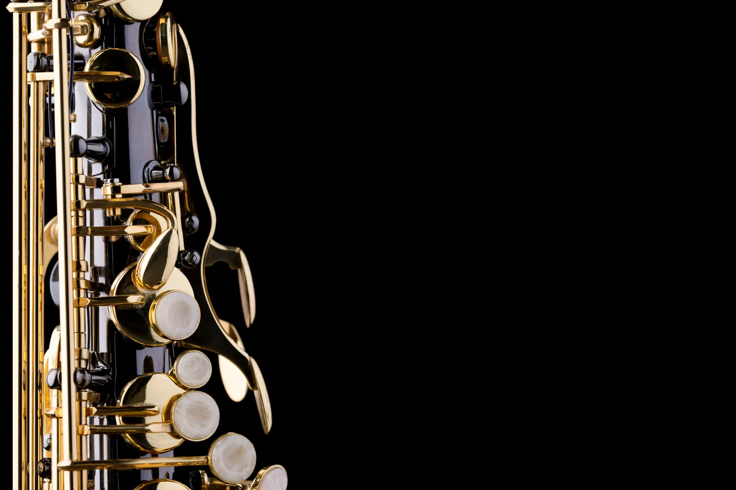 Saksofon dlaczego drewniany?